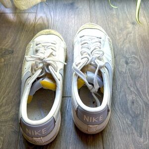 Women’s Nike shoes 8.5 super cute!